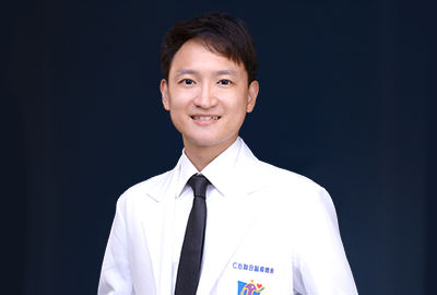 陳柏州 醫師專治內科:<br>感冒、中暑、咳嗽、頭昏、心悸、睡眠障礙、鼻過敏、氣喘、肝膽胃腸疾病、腎臟病、水腫、慢性疲勞、自律神經失調、憂鬱、糖尿病、高血壓、高血脂、中醫調理。<br>兒科:<br>小兒發育、過敏、氣喘、遺尿、考生症候群、性早熟。<br>皮膚科:<br>濕疹、蕁麻疹。<br>針傷科:<br>急慢性運動傷害、筋骨挫傷、急慢性疼痛治療(落枕)、肩背僵硬痠痛、下背痛、坐骨神經痛、五十肩、腦中風、顏面神經麻痺、身體結構功能平衡整合治療、假胯髖、兒童運動表現與運動傷害